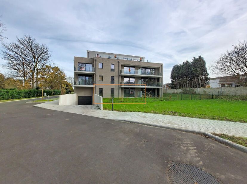 Situé au rez-de-chaussée du 2ème immeuble des Jardins de Rocourt, l'appartement "A1" (+/- 83,90 m² brut hors terrasse selon plan) est composé d'un hal