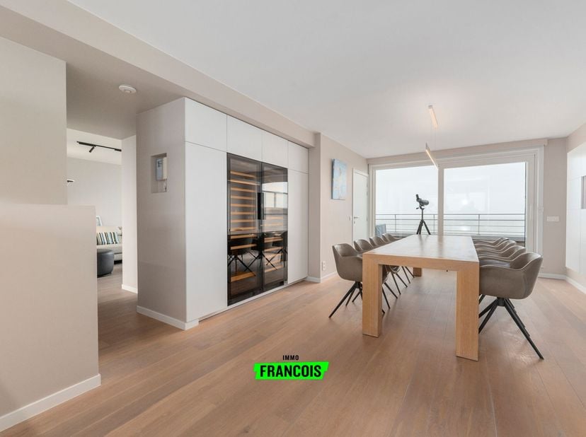 Een echte absolute buitenkans op de Zeedijk van Blankenberge: dit exclusieve duplex-penthouse is een zeldzame combinatie van topligging, uitzonderlijk