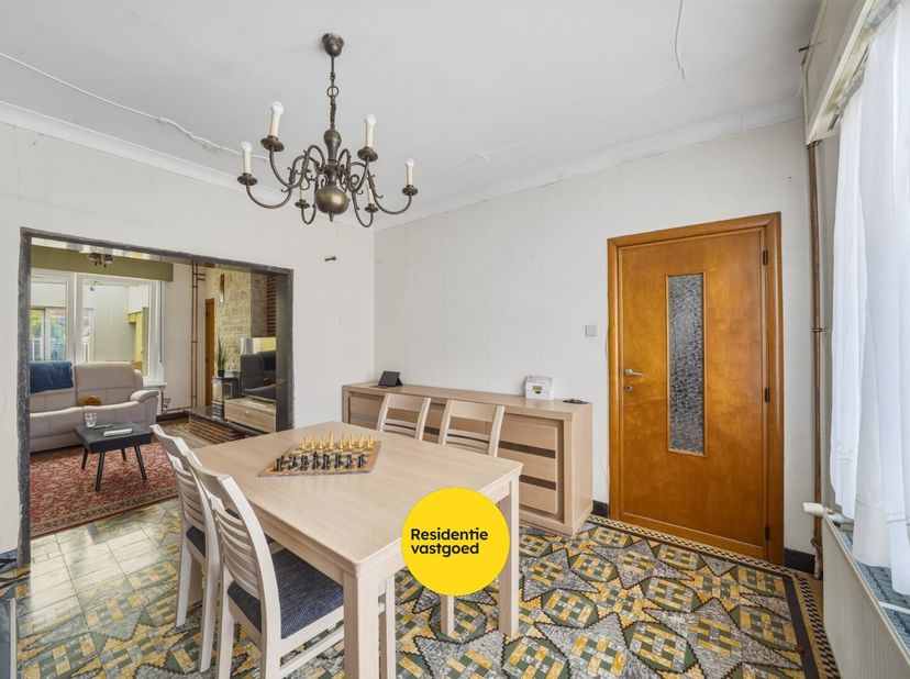 Deze ruime woning is rustig gelegen in de Hoogwegel, nabij het centrum van Oudenburg, op een perceel van 353 m². De woning biedt veel ruimte en potent