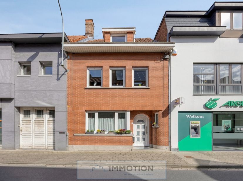 Deze charmante woning werd gerenoveerd in 2012 en biedt alles wat u nodig heeft voor een aangenaam gezinsleven.<br />
Vanuit de hal wordt u verwelkomd