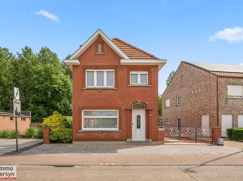 Ben je op zoek naar een woning met enorm veel potentieel die je volledig naar je eigen hand kunt zetten?<br />
Deze charmante open bebouwing aan de Ti