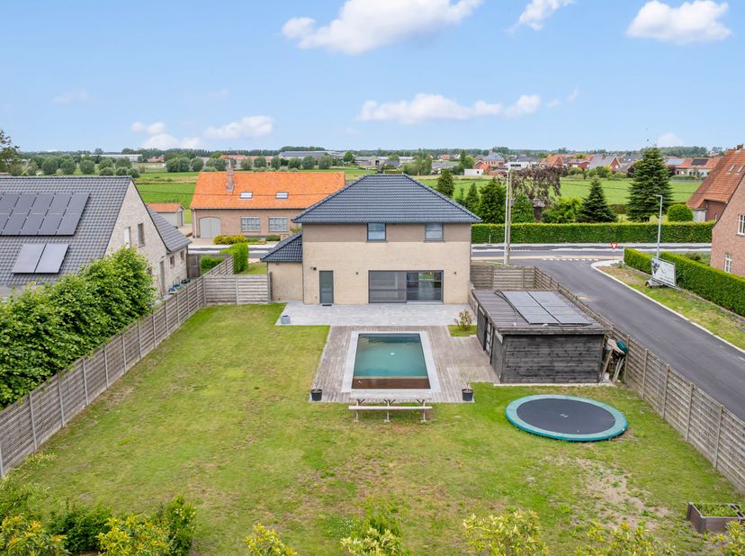 Instapklare villa op een hoekperceel op een boogscheut van centrum Poelkapelle.<br />
Troeven:<br />
- 4 slaapkamers,<br />
- Zuid gerichte tuin<br />