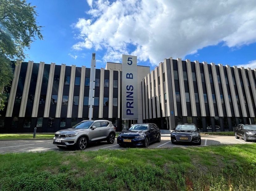 313m² kantoor op 1e verdieping <br />
Ligging: vlakbij op-en afrit E19 en vlot bereikbaar met het openbaar vervoer<br />
<br />
Specificaties: dubbel