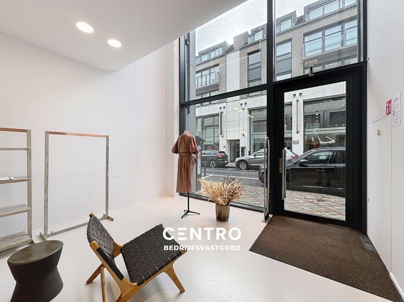 Benaderende OPPERVLAKTEN:<br />
Constructie - bewoonbare oppervlakten<br />
Gelijkvloers: 97m²<br />
Verdieping: 58 m²<br />
Terras (1°v): 27 m²<br />