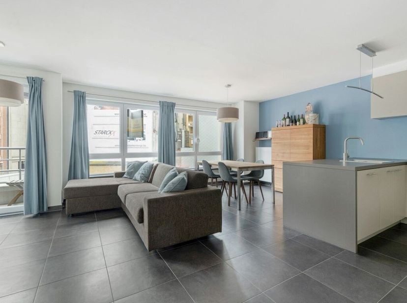 Op een steenworp van de Zeedijk en het centrum van Blankenberge bevindt zich dit instapklare appartement op de eerste verdieping van de verzorgde resi