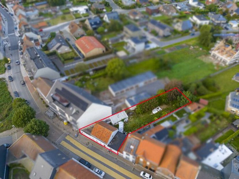 WONING IN CENTRUM - TE RENOVEREN <br />
 <br />
Woning in het CENTRUM van Oudenburg.  <br />
Indeling: grote tuin, garage + berging, glazen wandelgang