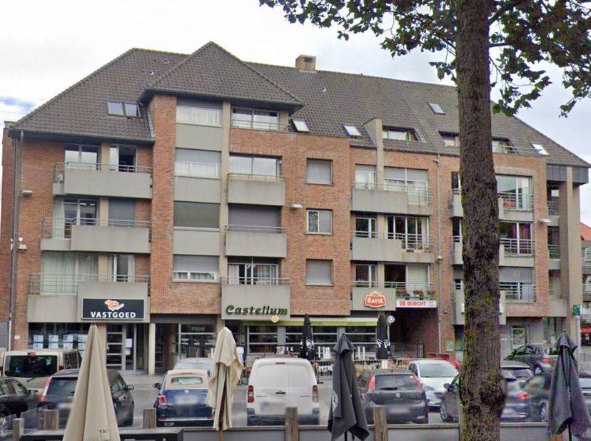 Dit appartement is gelegen op de 4e verdieping met heel mooi zicht op de markt van Gistel. Het appartement omvat een inkomhal, woonkamer, keuken, berg
