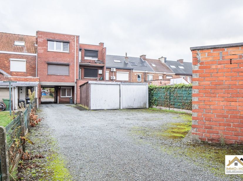 Voor wie op zoek is naar een opbrengsteigendom, is dit ruime pand met drie appartementen (allen een EPC C-Label!!) EN 7 garages aan de Henri Bernard d