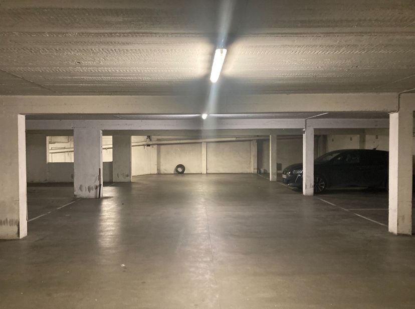 Ondergrondse autostaanplaats te koop in centrum Antwerpen<br />
<br />
Ligging: Pal in het centrum van Antwerpen op de Italiëlei staat deze ondergro