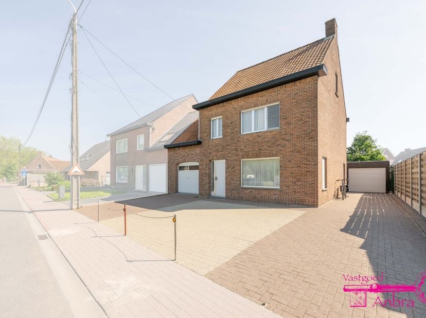 * Een licht op te frissen koppelwoning met 4 slaapkamers, oprit, grote tuin op 811 M² grondoppervlakte<br />
* Bouwjaar 1963 - Renovatiejaar 1977<br /