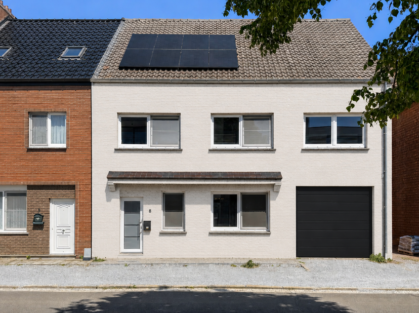 Deze ruime woning ligt in het hartje van Beverlo, aan de Gaston Oomslaan. De tuin aan de achterzijde grenst aan het Burgemeester Heymansplein, wat zor