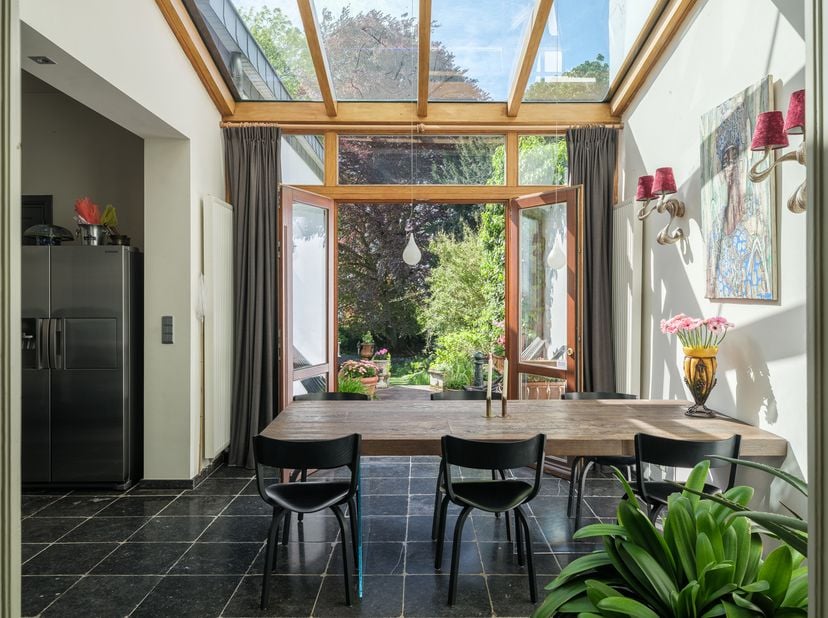 In een rustige, residentiële straat in het gegeerde Ukkel bevindt zich deze uitzonderlijke herenwoning vol authenticiteit, charme en ruimte. Achter de