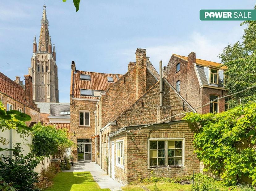 Prachtig, karaktervol herenhuis gelegen in het pittoreske Onze-Lieve-Vrouwekwartier. Dit exclusieve pand bevindt zich op een absolute toplocatie aan d