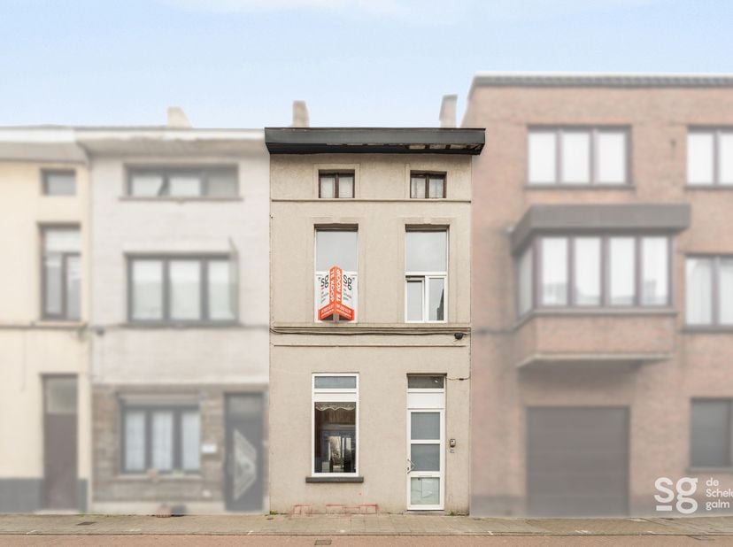 Op een boogscheut van het centrum van Gent vinden we deze te renoveren woning. Kortom bent u opzoek naar een woning met een solide basisstructuur die
