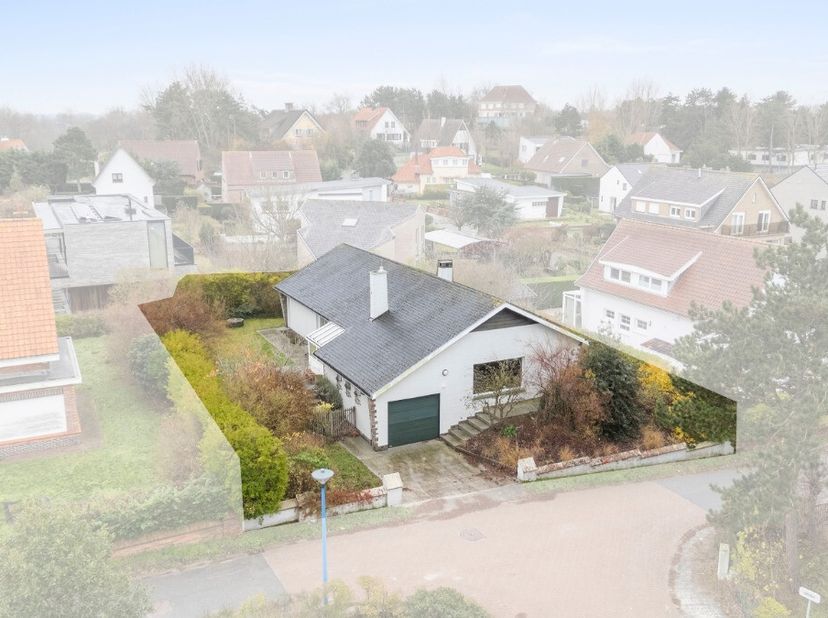 Te koop: ruime open bebouwing in Koksijde, op een rustige ligging op de Hoge Blekker en met zicht op de duinen.Deze charmante woning biedt vier volwaa