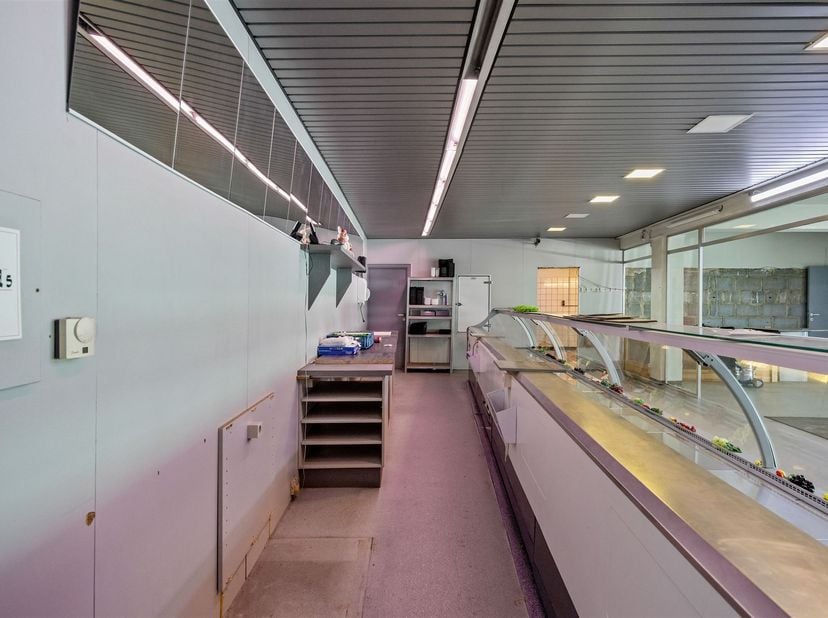 Commerciële ruimte te huur in Genk<br />
<br />
Ligging: Ruime commerciële locatie in het hart van Genk, met een oppervlakte van maar liefst 228m².