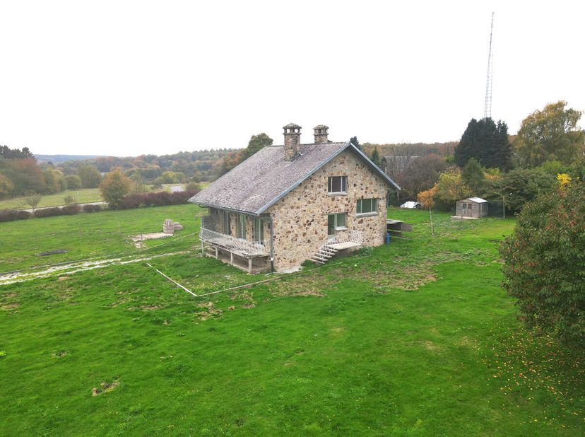 Uw makelaarskantoor in Mariembourg presenteert u, aan de rand van het dorp Oignies-en-Thiérache (Viroinval), een villa uit de jaren 70 op een halve ve