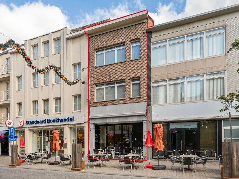Horecazaak (ca. 118m²) met ruim appartement (ca. 162m²) in hartje Herentals. <br />
<br />
De aankoopprijs omvat het gerenoveerd (2012) handelsgelij