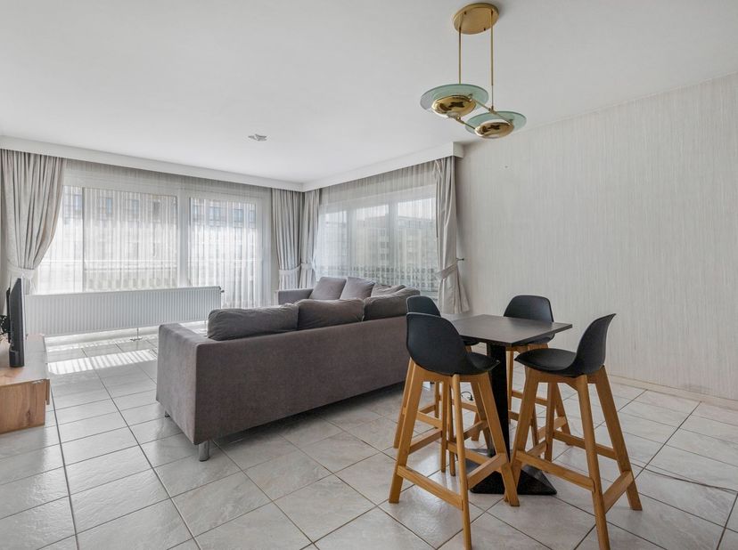 Dit instapklare appartement is gelegen op de tweede verdieping van een goed onderhouden gebouw met lift aan de Bisschoppenhoflaan in Deurne. Het appar