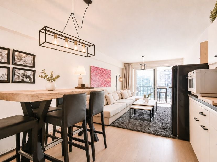 Ontdek dit aangename appartement op de zesde verdieping, waar u elke dag geniet van een prachtig panoramisch uitzicht over de jachthaven van Oostende,