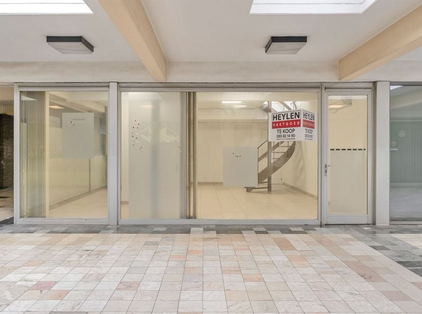 Commerciële Ruimte midden in Genk Centrum<br />
<br />
Kenmerken: Ontdek deze veelzijdige commerciële ruimte op Centrumlaan 11/9, met een totale opp