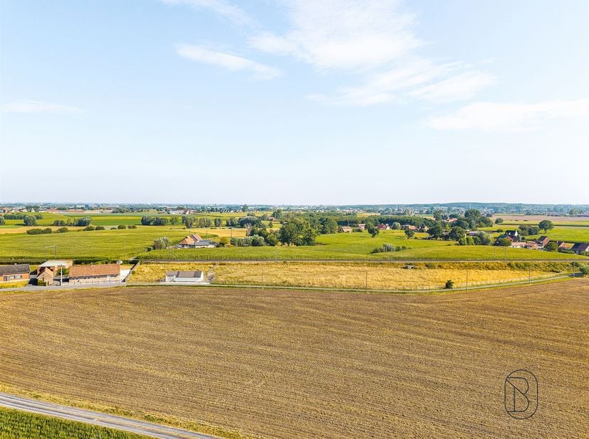 Welkom in deze landelijke gelegen woning gelegen in het groene hart van Anzegem. Deze karaktervolle fermette is ideaal voor mensen die verlangen naar