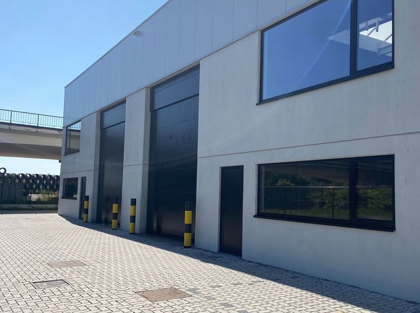 KMO‑unit Te Huur - Industriepark Raveldijk, Ravels<br />
Gelegen op het nieuw ontwikkelde industriepark KMO Raveldijk in Ravels, bieden wij een modern
