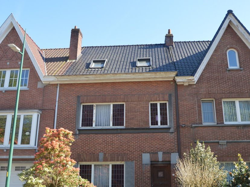 Rechtover het gemeentehuis van Evergem treft u deze ééngezinswoning.&amp;nbsp; De woning dient volledig gerenoveerd te worden maar biedt door zijn ligging