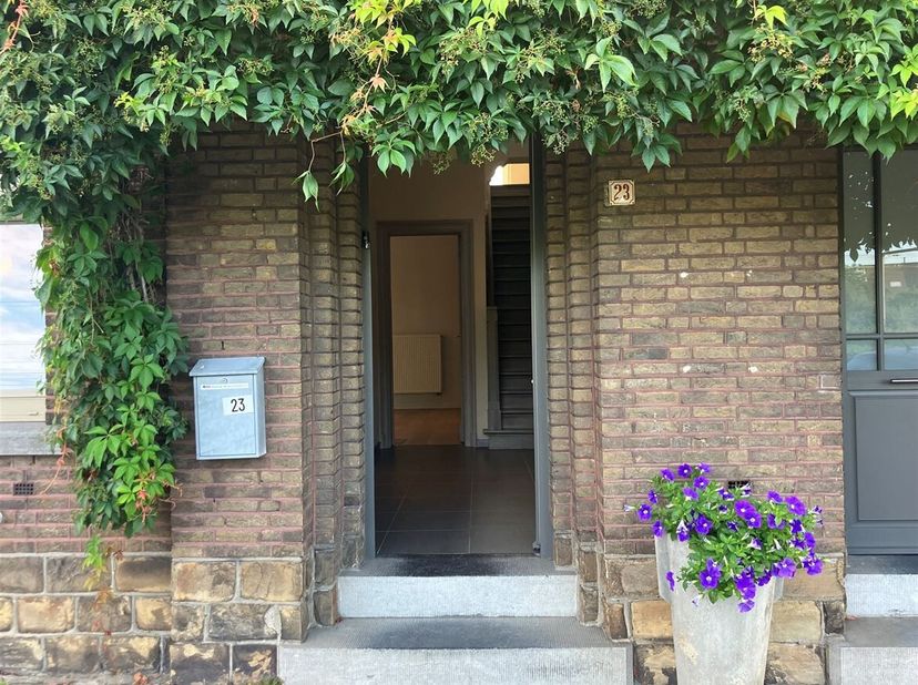 Zeer gezellige stadswoning met 3 slaapkamers en tuin!<br />
Ligging: Deze woning is op een uiterst goede locatie gelegen voor diegene die graag op wan