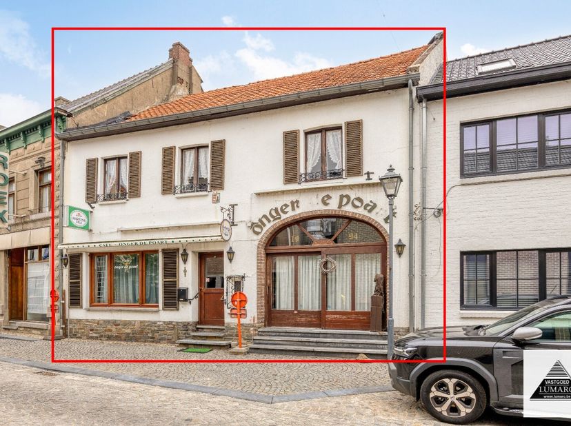 In het gezellige Stokkem, interessant handelspand met woonst (4 slaapkamers). Achter de karaktervolle voorgevel bevindt zich de vroegere café 'Onder d