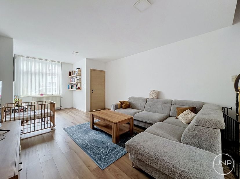 JNP Immobilier a le plaisir de vous présenter cette maison idéalement située à proximité de toutes les commodités (écoles, commerces, bus, autoroute,