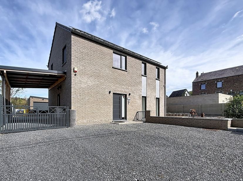 Maison à vendre à ,
                    5570 Vonêche