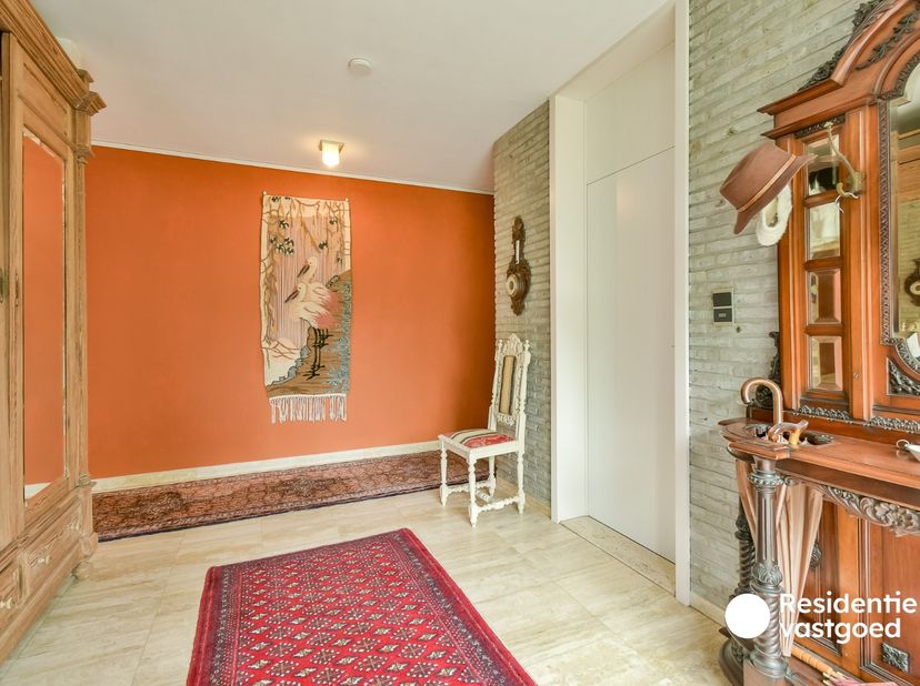 Deze ruime en verzorgde bungalow is gelegen op een prachtig perceel van maar liefst 2.279 m² en combineert comfortabel gelijkvloers wonen met een uitz