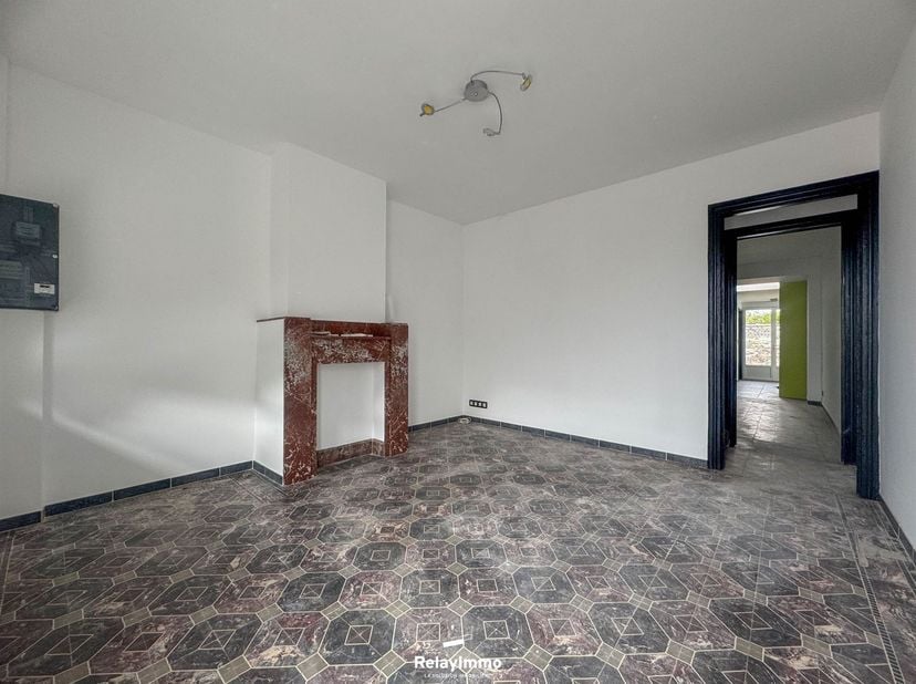 Pas gerenoveerde woning met ruime kamers en een verzorgde afwerking, ideaal voor een comfortabel woonklimaat.<br />
Indeling:<br />
Begane grond: Ruim