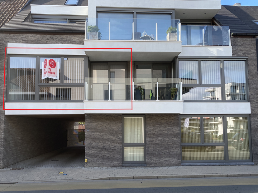 Dit appartement te huur is gelegen in de Henri Lebbestraat 26 te Waregem en is voorzien van 2 slaapkamers. Dit appartement beschikt ook over 2 terrass