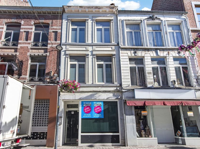 LOCAL COMMERCIAL - SITUATION EXCELLENTE, une surface commerciale de 130 m&amp;sup2;, au centre de Tongres, dans la principale rue commer&amp;ccedil;ante de la