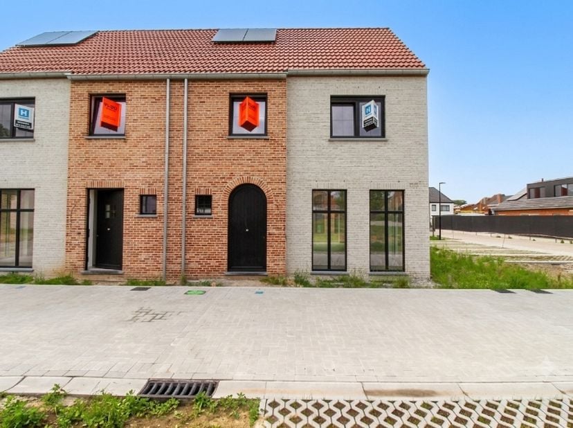 Schitterende half open woning&amp;nbsp;te huur in De Kleiputten in een rustig gelegen woonwijk.<br />
Deze woning beschikt over alle nodige hedendaagse co