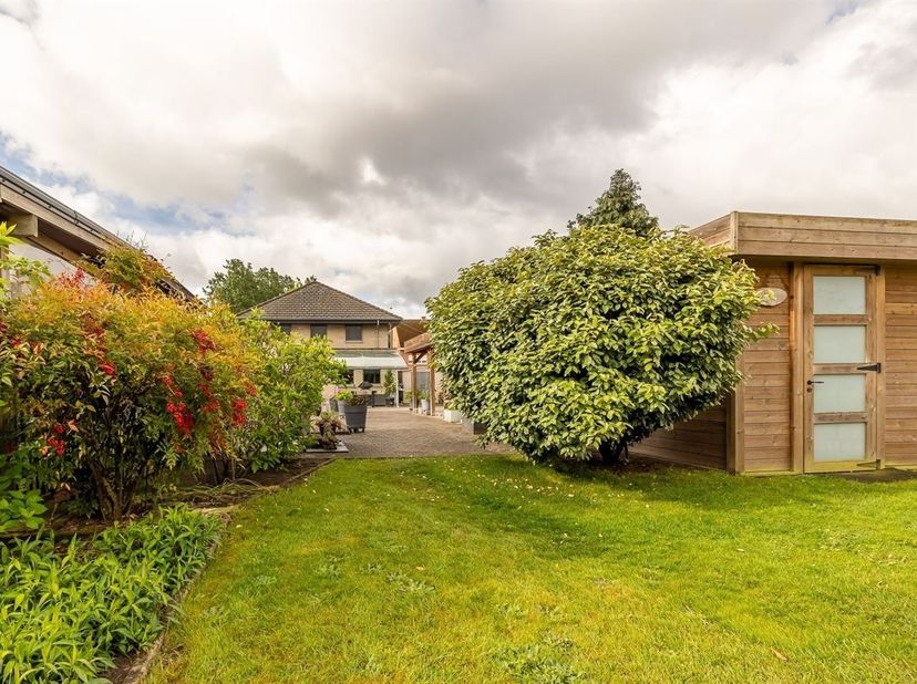 Landelijk wonen op bijna 16 are én toch vlak bij Aarschot? Deze bijzonder verzorgde open bebouwing uit 2006 combineert ruimte, comfort en een prachtig