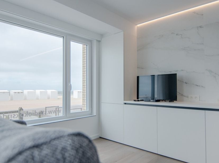 Te koop: gerenoveerde studio in Koksijde, gelegen op de zeedijk met prachtig vrij zicht op zee. Deze charmante studio bevindt zich in de Scheepsjongen