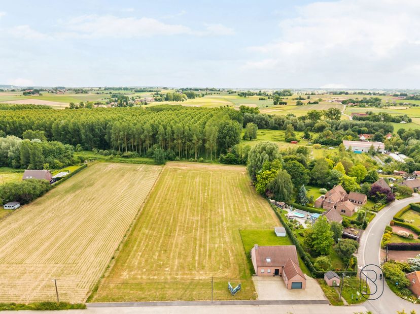 Met een totale oppervlakte van ca. 6.600 m² biedt dit perceel enorm veel potentieel. Ideaal voor een luxe-villa genietend van een waanzinnig uitzicht,
