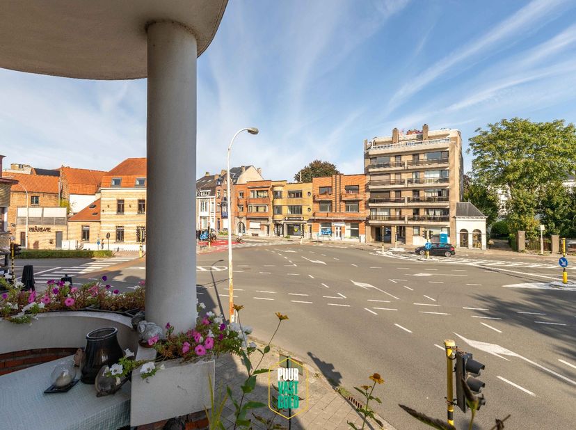 PUUR ARCHITECTUUR - Riant modernistisch burgerhuis aan de smedenpoort!<br />
Het pand is momenteel opgedeeld in 3 appartementen en is volledig onderke