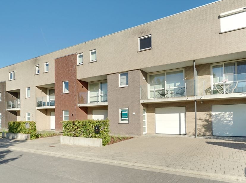 ENERGIEZUINIGE GEZINSWONING - 3 SLAAPKAMERS - ZONNIGE TUIN<br />
Op fietsafstand van het centrum van Kortrijk, in het gezellige Heule, vinden we deze