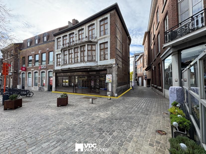 Een karaktervol stukje erfgoed met eindeloze mogelijkheden<br />
<br />
Midden in het historische hart van Tongeren, op de hoek van de Grote Markt en