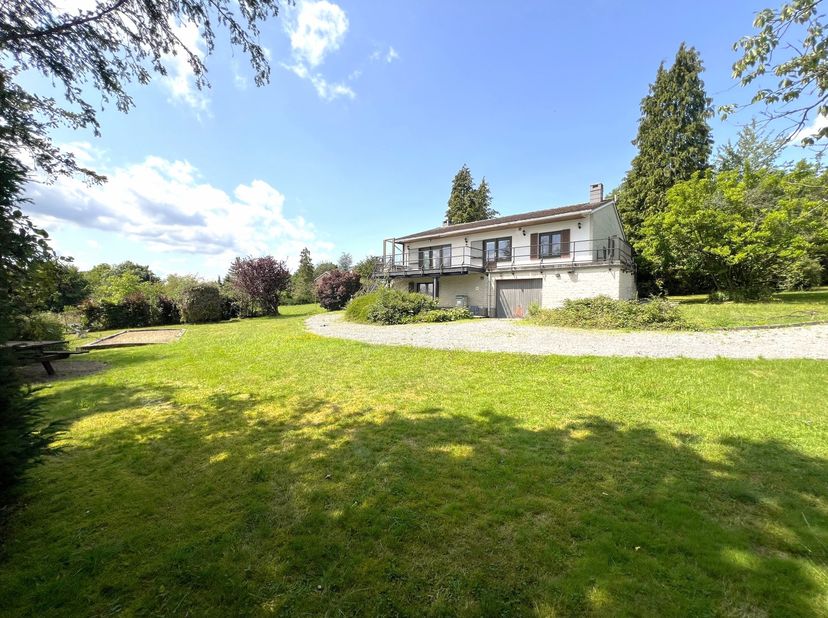 Gîte autorisé pour 14 personnes bénéficiant d'une magnifique situation dans le Domaine de Bellevue, à 5 km de Durbuy. <br />
Le bâtiment est implanté