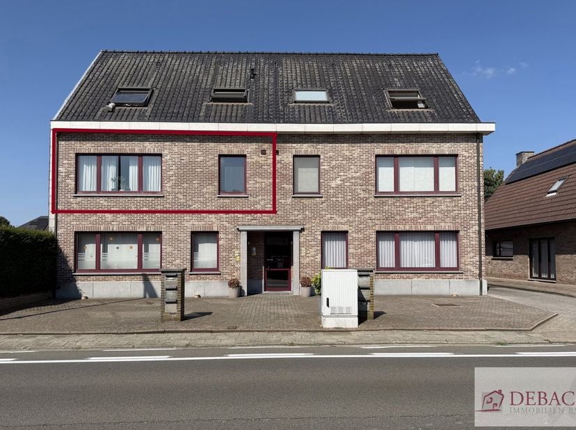 Centraal gelegen appartement met twee slaapkamers en garagebox te Herenthout. <br />
Dit appartement is gelegen op de eerste verdieping in een kleinsc