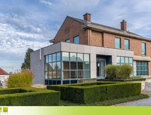                                         Commerce à vendre à Heers, € 435.000
