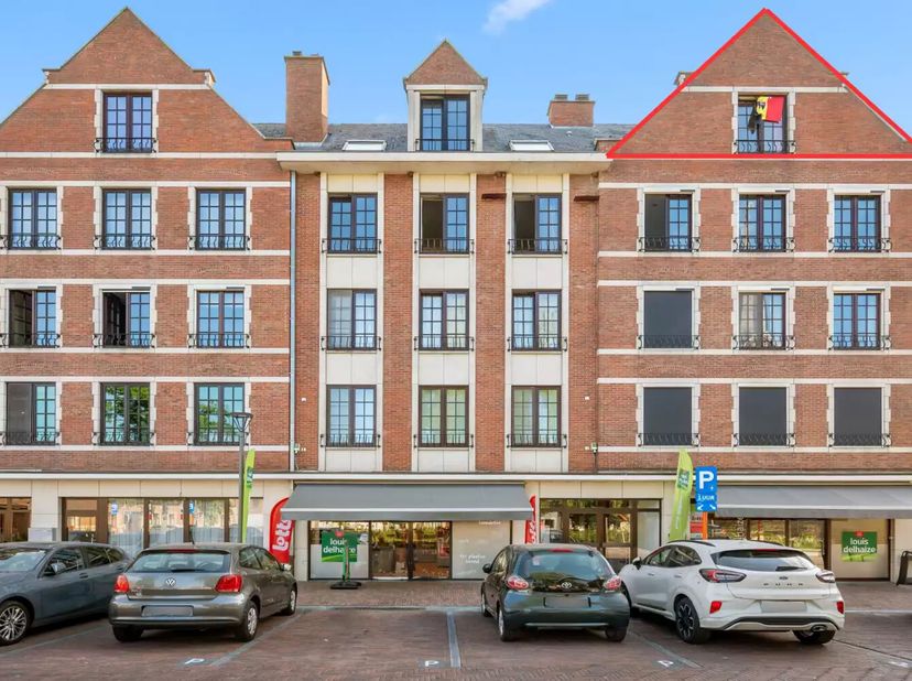 Ce charmant studio est situé au dernier étage (3e) d'un immeuble de caractère doté d'un ascenseur et bénéficie d'un emplacement central sur la place d