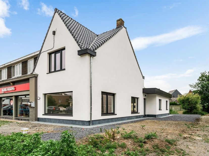 Instapklare woning met 2 slaapkamers, gunstig gelegen te Putte - nabij het landelijke dorpscentrum van Peulis.<br />
Deze mooie woning werd volledig g