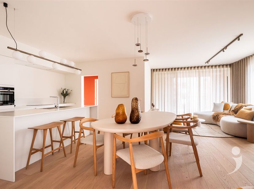 Découvrez ce nouvel appartement de grande qualité avec deux chambres à coucher, situé dans le prestigieux projet Burenberg à Louvain. Cet appartement