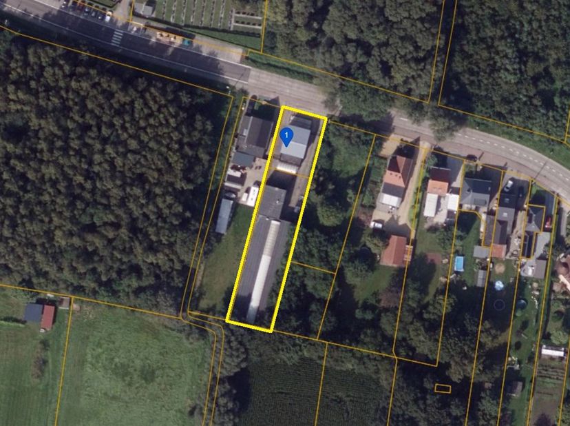 Ruime woning met groot magazijn en kantoorruimte nabij het centrum van Schriek.<br />
<br />
 De woning heeft op het gelijkvloers een inkomhal met g